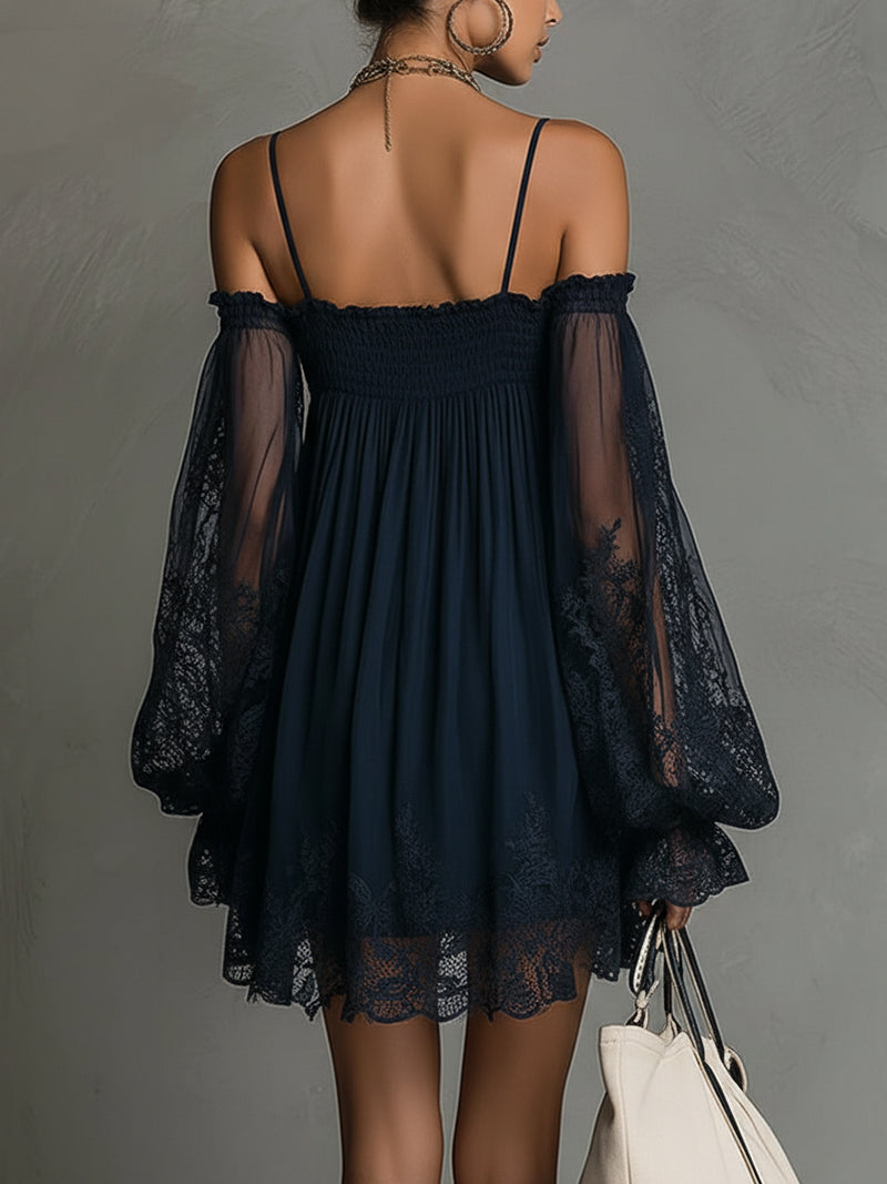 Betty • Robe mini bleu marine avec décolleté off-shoulder, bordure en dentelle et manches transparentes