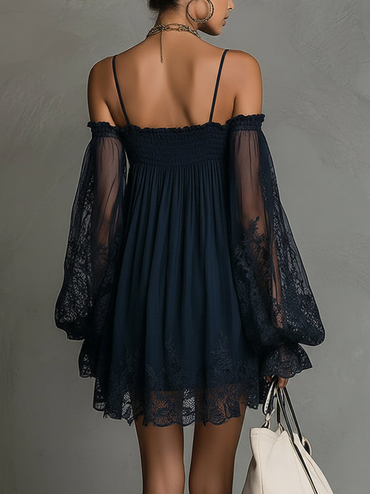 Betty • Robe mini bleu marine avec décolleté off-shoulder, bordure en dentelle et manches transparentes