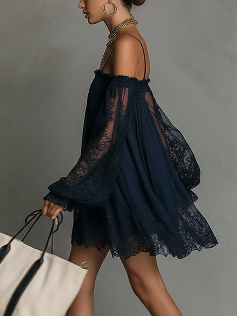 Betty • Robe mini bleu marine avec décolleté off-shoulder, bordure en dentelle et manches transparentes