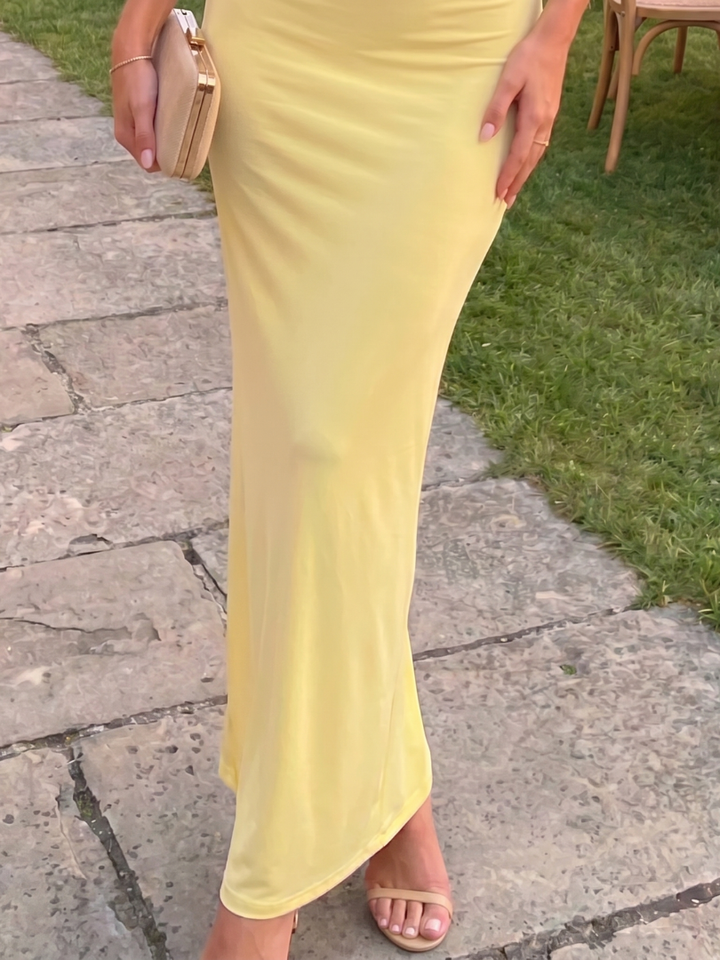 Neverine | Robe Midi à Col Halter et Silhouette Ajustée