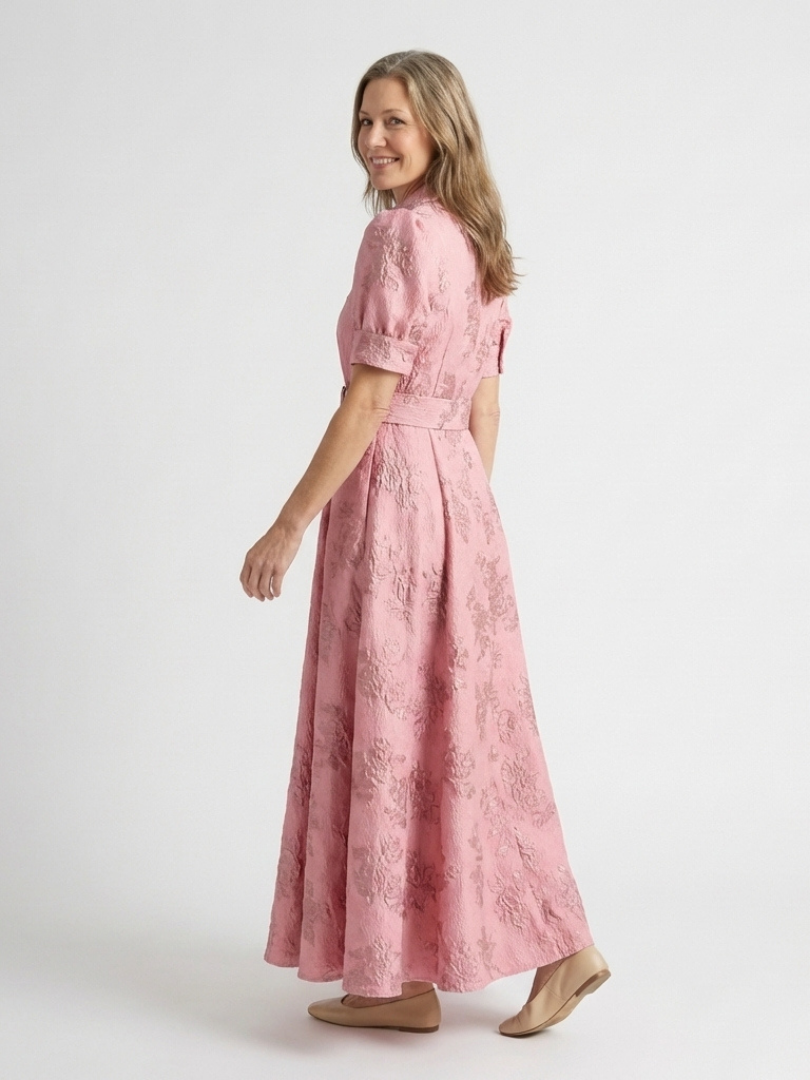 XANTHEA | ROBE MAXI À MANCHES COURTES AVEC CEINTURE EN TISSU FLORAL TEXTURÉ