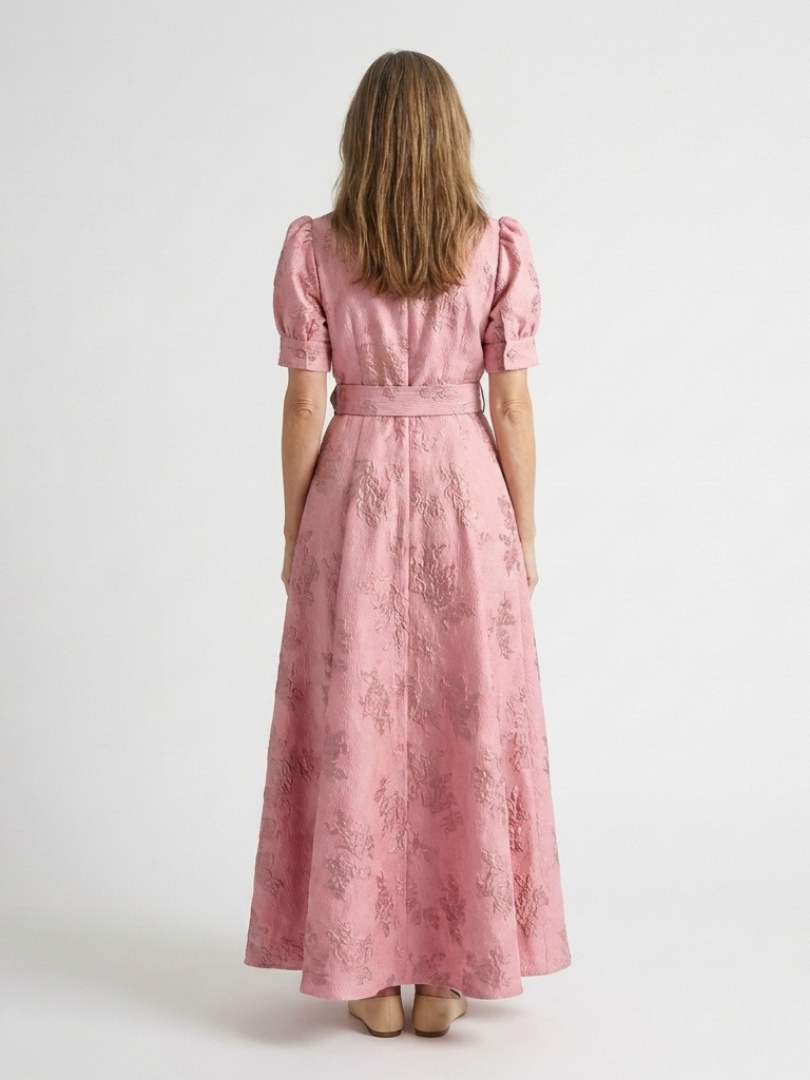 XANTHEA | ROBE MAXI À MANCHES COURTES AVEC CEINTURE EN TISSU FLORAL TEXTURÉ