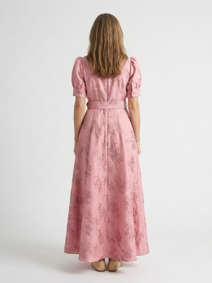 XANTHEA | ROBE MAXI À MANCHES COURTES AVEC CEINTURE EN TISSU FLORAL TEXTURÉ