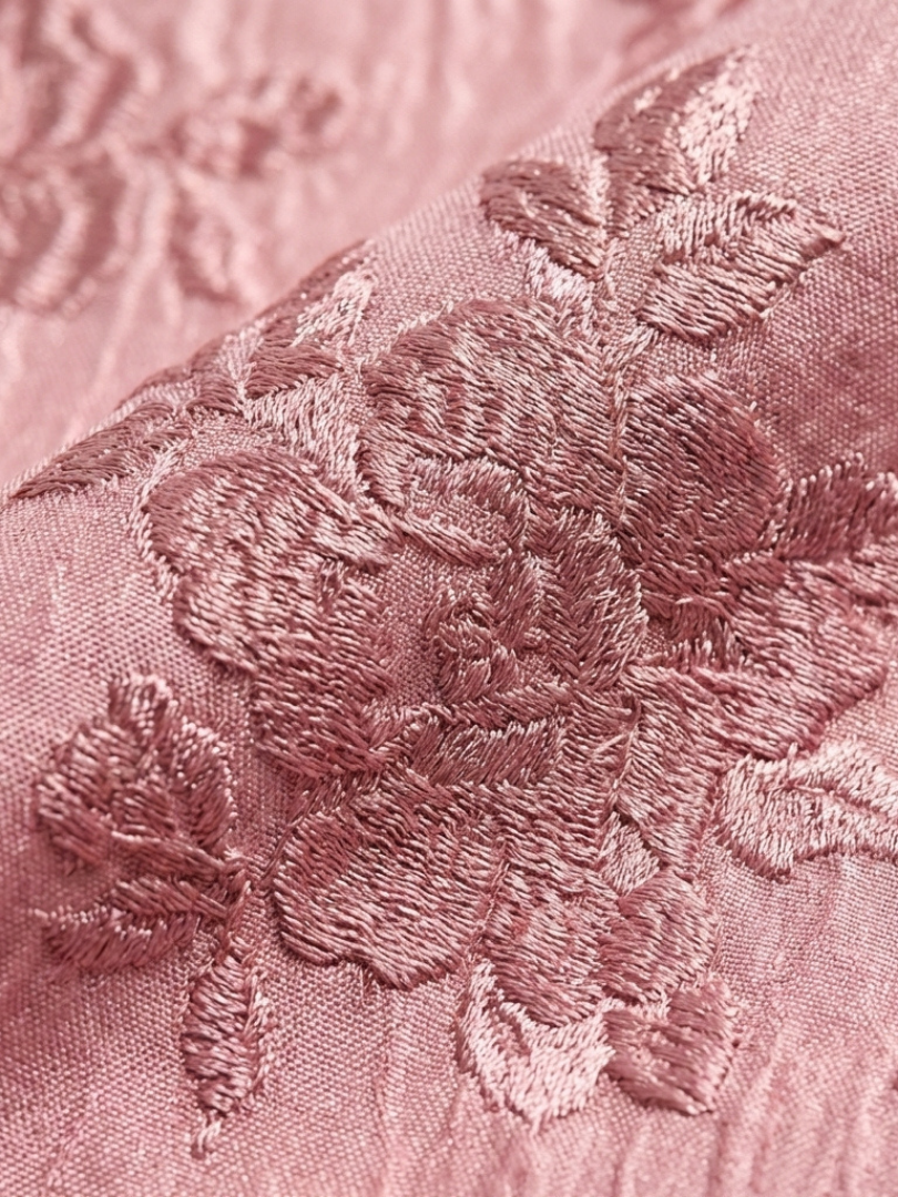XANTHEA | ROBE MAXI À MANCHES COURTES AVEC CEINTURE EN TISSU FLORAL TEXTURÉ