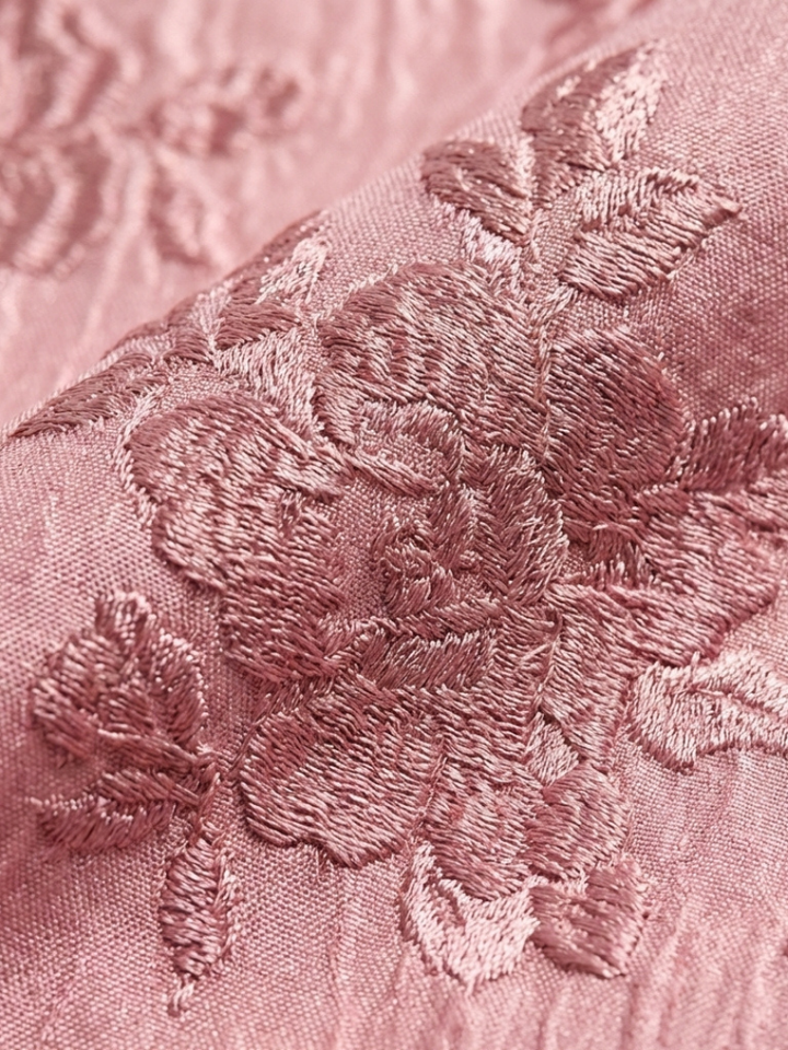 XANTHEA | ROBE MAXI À MANCHES COURTES AVEC CEINTURE EN TISSU FLORAL TEXTURÉ