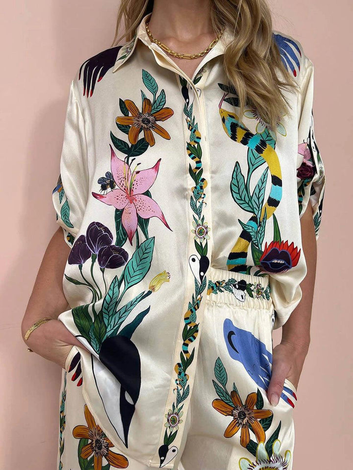 Nika | Ensemble chemise et pantalon en satin à imprimé unique Vibes Resort