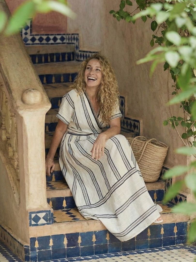 Thalassa | Robe midi à manches courtes en V avec taille cintrée
