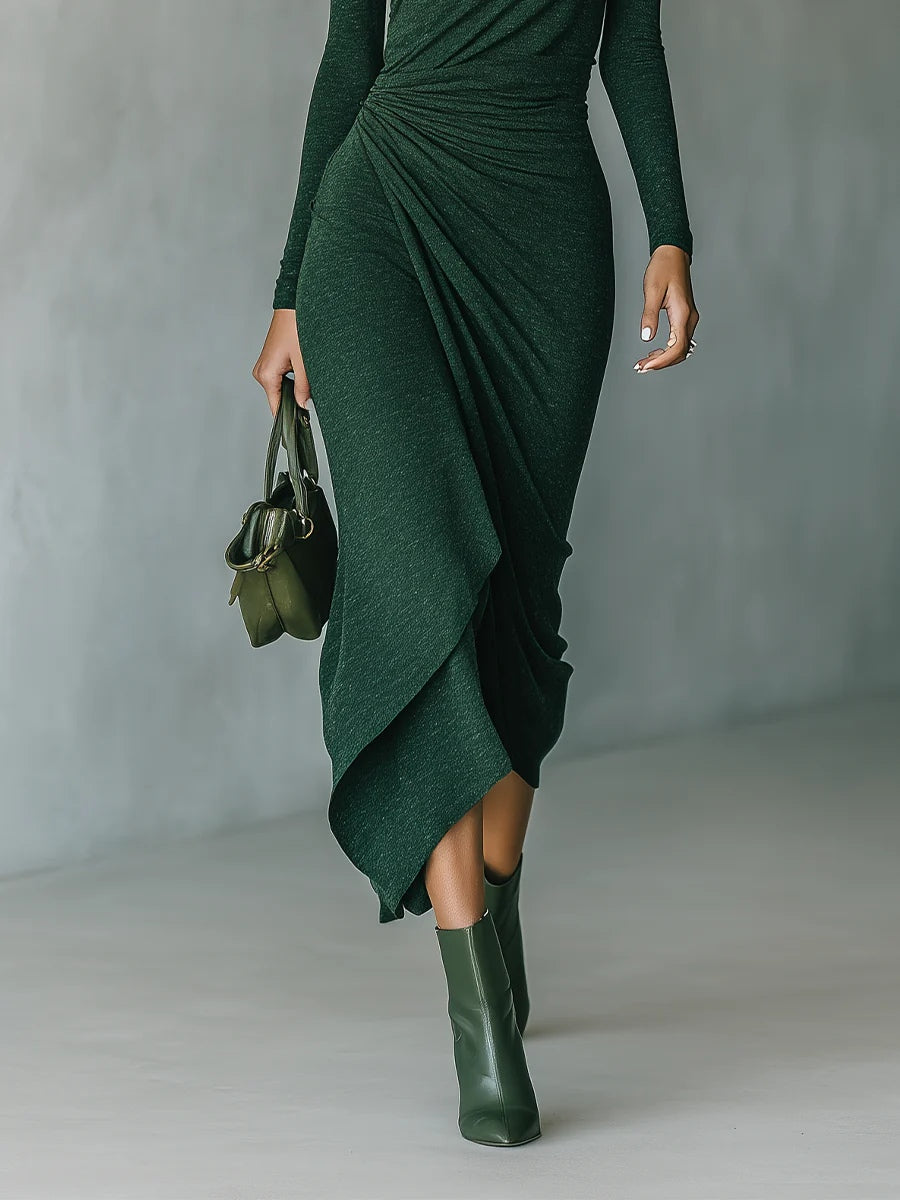 Helen ∙ Robe midi asymétrique à drapé avec plis et col haut en vert foncé