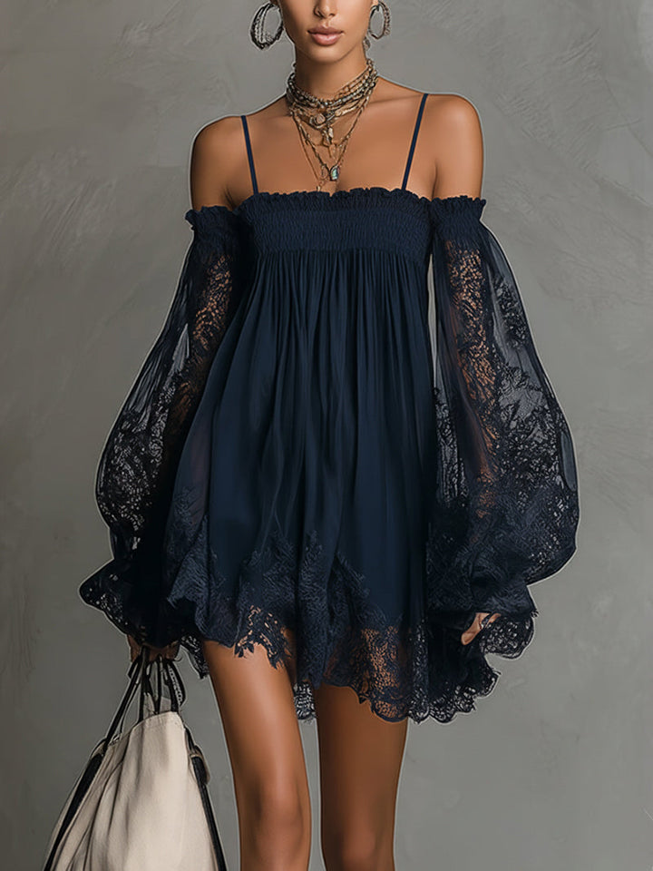 Betty • Robe mini bleu marine avec décolleté off-shoulder, bordure en dentelle et manches transparentes