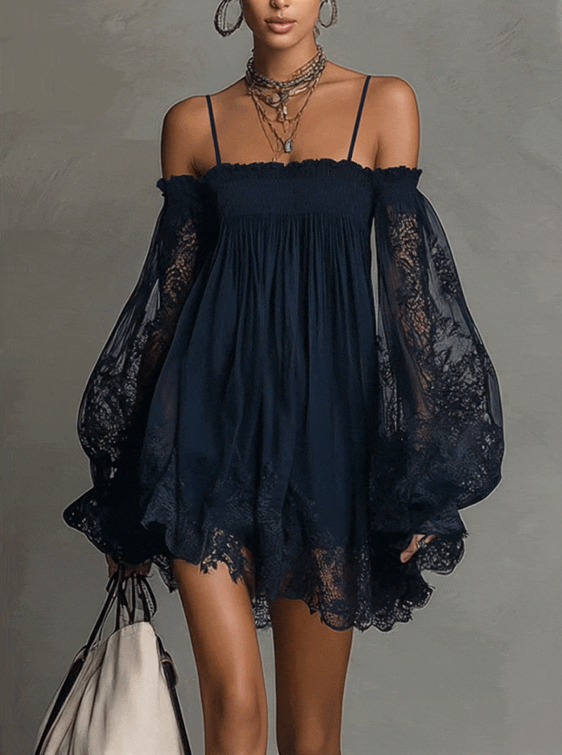 Betty • Robe mini bleu marine avec décolleté off-shoulder, bordure en dentelle et manches transparentes