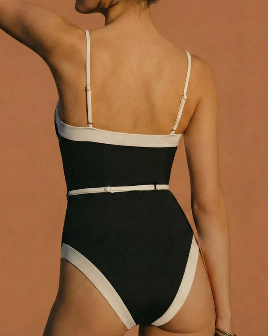 Maillot de bain une pièce noir à col en V contrasté